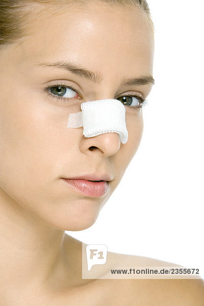 Frau mit bandagierter Nase  Blick in die Kamera  Nahaufnahme