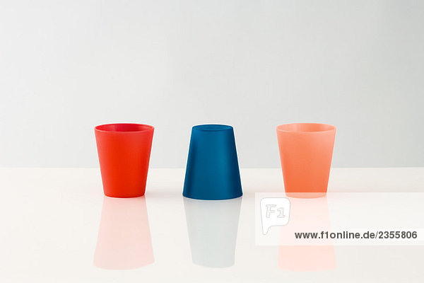 Drei farbige Tassen
