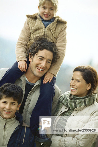 Familie in Winterkleidung im Freien  lächelnd  Portrait