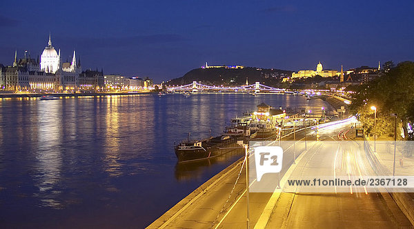 Europe  Hungary  Budapest  the Chain Bridge  royal palace and the parliament at night
