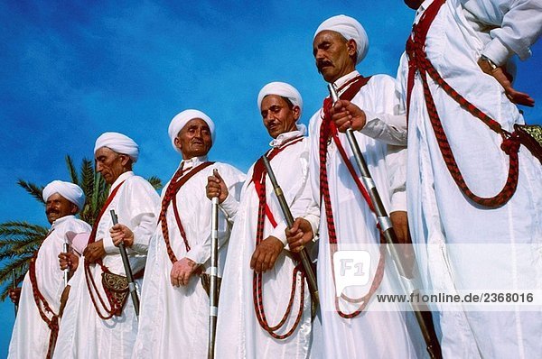 Männer in traditionellen Kostümen  Oujda. Marokko