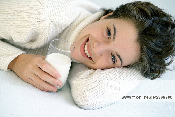 Portrait einer Frau with Glas Milch Portrait einer Frau with Glas Milch