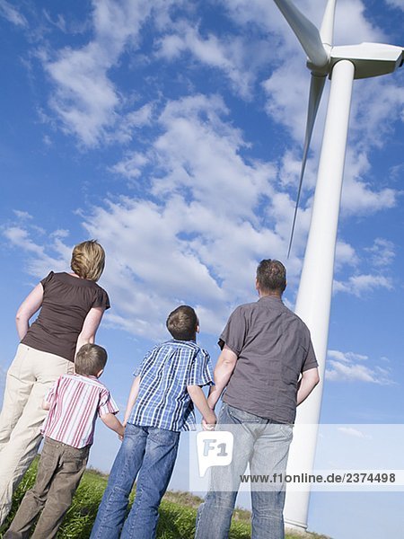 Familie stehende Außenaufnahme von Windmill Hände