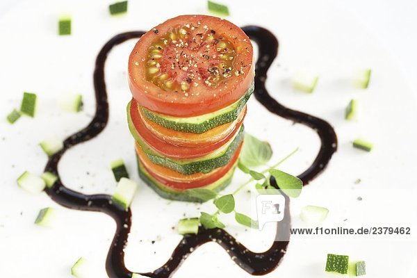 Nahaufnahme der Stapel von Tomaten und Gurken Scheiben