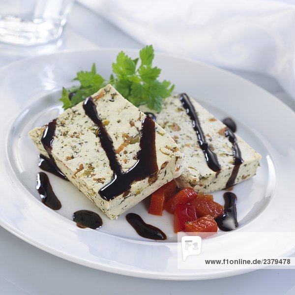 Balsamico-Essig auf Tofu in Platte