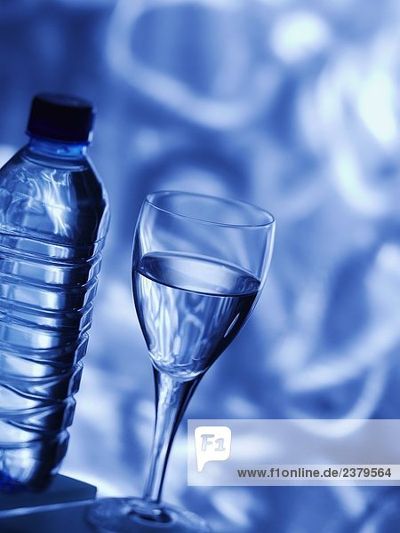 Nahaufnahme Flasche und Wasserglas