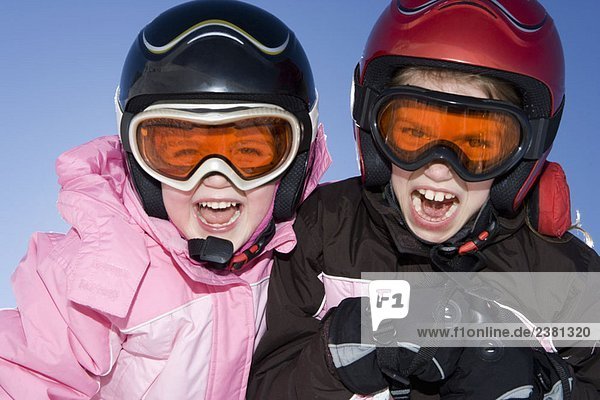 Porträt der jungen Mädchen im Skiset