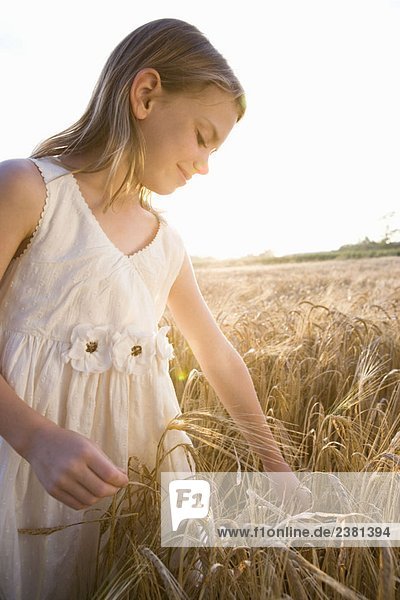 Junges Mädchen im Maisfeld stehend