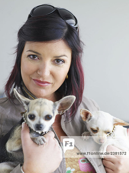 Porträt einer Frau mit kleinen Hunden
