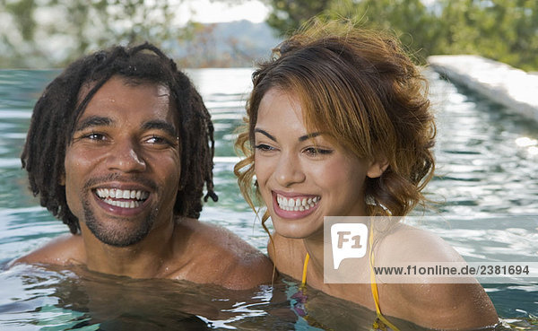 Junger Mann und Frau im Pool