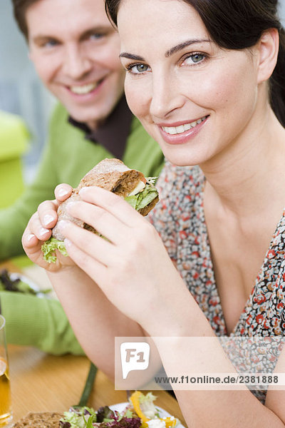 Mann und Frau beim Essen von Reformkost