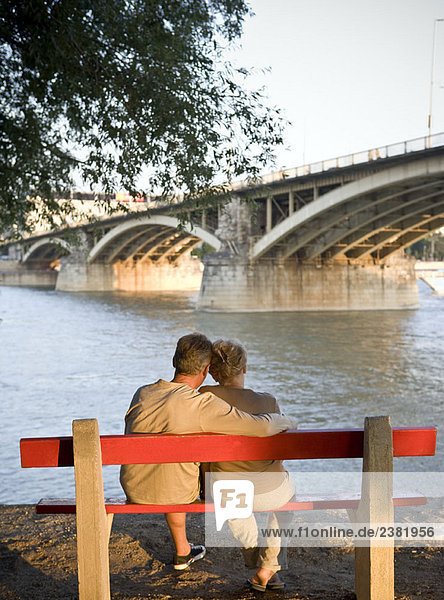 Paar auf Bank am Fluss