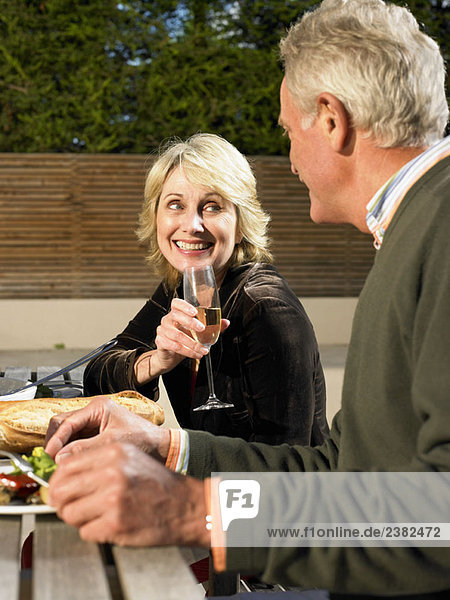 Seniorenpaar beim Essen im Freien