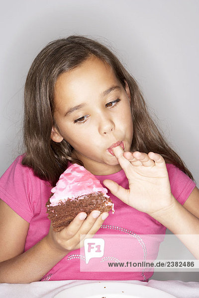 Mädchen essen ein Stück Kuchen