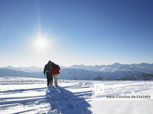 Paar Wandern im Schnee auf dem Berggipfel
