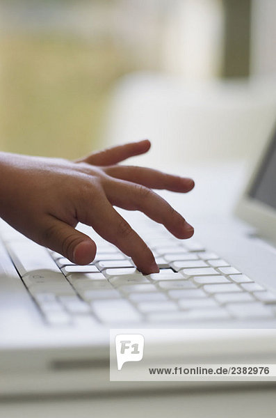 Schließen der Kinderhand am Laptop