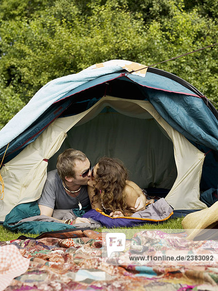 Mann und Frau im Zelt liegend