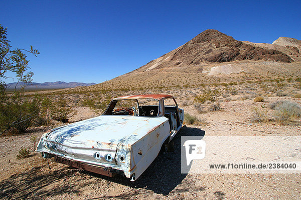 Autounfall auf Landschaft  Nevada  USA