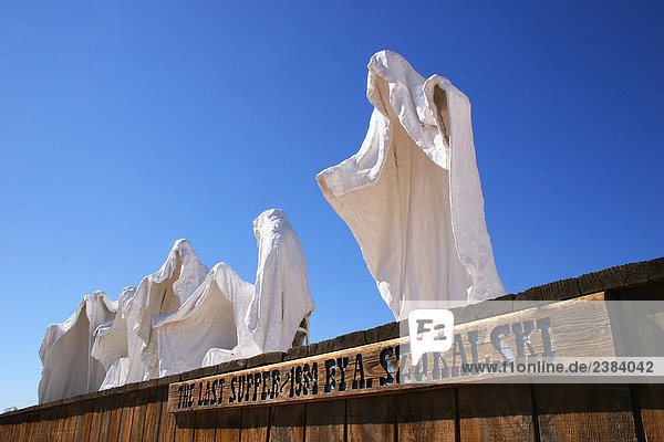 Skulpturen des Geistes auf Landschaft,  Goldwell Open Air Museum,  Rhyolite,  Nevada,  USA