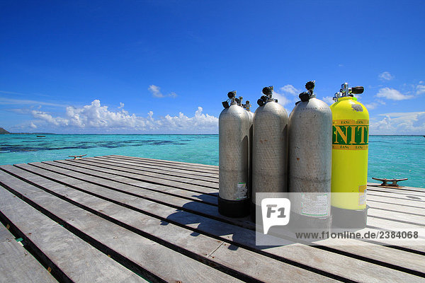 Tauchflaschen auf Bootssteg,  Tuamotu-Archipel,  Französisch-Polynesien,  Polynesien,  Pacific Island