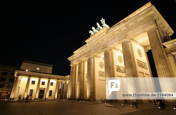 Gate beleuchtet nachts  Quadriga Statue  Brandenburger Tor  Berlin  Deutschland