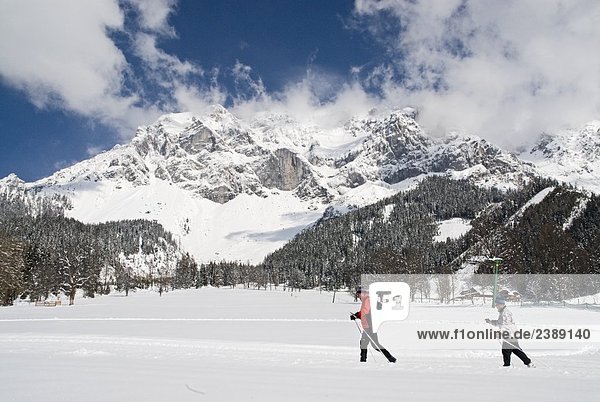 Touristen Skifahren auf Schnee bedeckt Landschaft  Dachstein Berge  Ramsau am Dachstein  Bezirk Liezen  Steiermark  Österreich