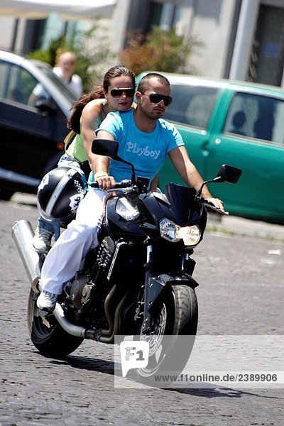 Ein junges paar auf einem Motorrad. Neapel. Campania. Italien