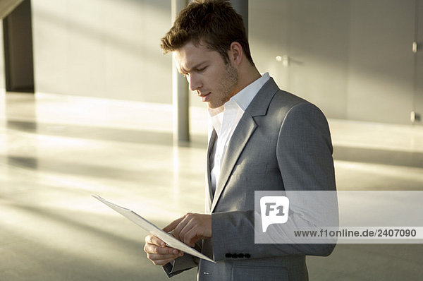 Geschäftsmann beim Lesen einer Zeitschrift