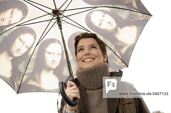 Nahaufnahme einer mittleren erwachsenen Frau mit Regenschirm