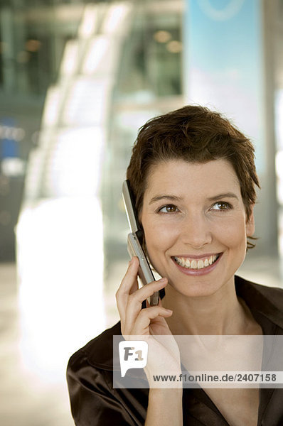 Mittlere erwachsene Frau spricht auf einem Handy