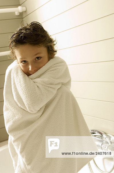 Portrait eines in ein Handtuch gewickelten Jungen