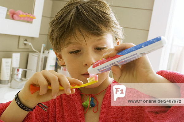 Nahaufnahme eines Jungen mit Zahnpasta und Zahnbürste