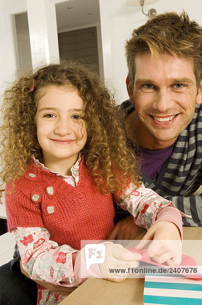 Porträt eines Mädchens  das mit seinem Vater lächelt