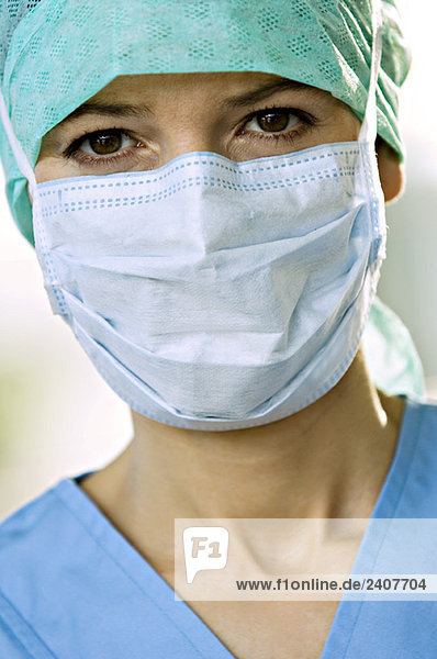 Porträt einer Ärztin mit chirurgischem Kittel