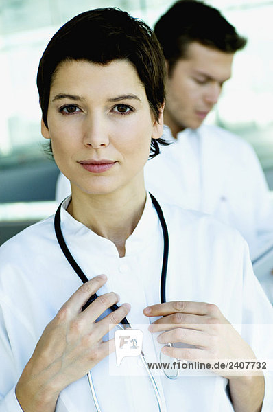 Porträt einer Ärztin  die mit einem Stethoskop um den Hals steht