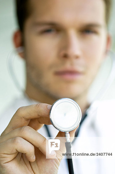Nahaufnahme eines männlichen Arztes mit einem Stethoskop
