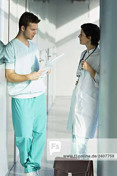Seitenprofil von zwei Ärzten  die eine Krankenakte besprechen