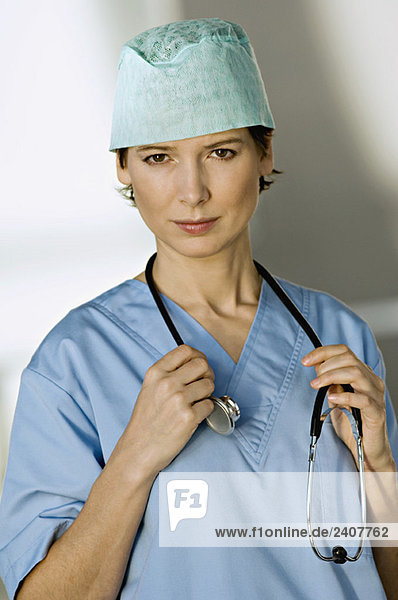 Porträt einer Ärztin mit Stethoskop um den Hals