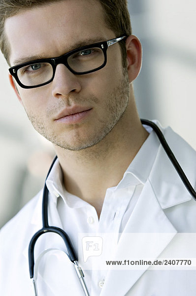 Porträt eines männlichen Arztes mit Stethoskop um den Hals