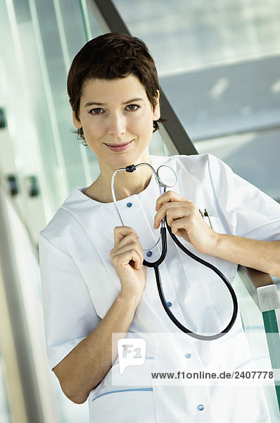 Porträt einer Ärztin mit einem Stethoskop