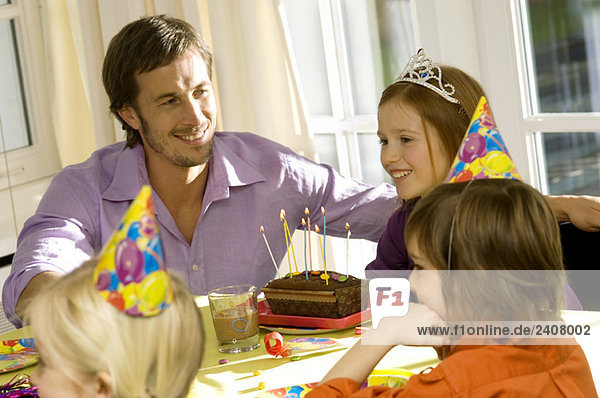 Mid Erwachsene Mann feiert Geburtstag seiner Tochter