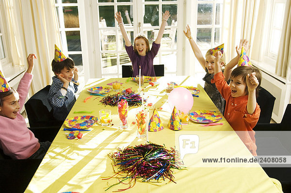 Kinder  die eine Geburtstagsfeier feiern