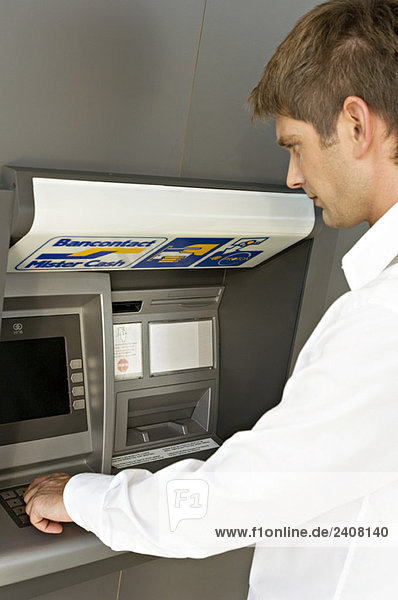 Seitenansicht eines Geschäftsmannes mit einem Geldautomaten