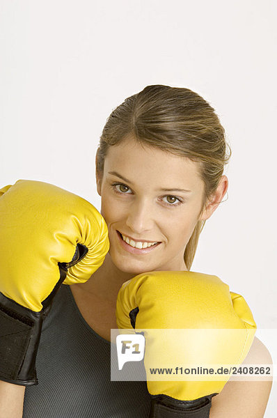 Porträt einer lächelnden Boxerin