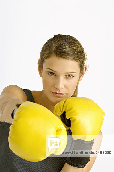 Portrait einer Boxerin in Boxhaltung
