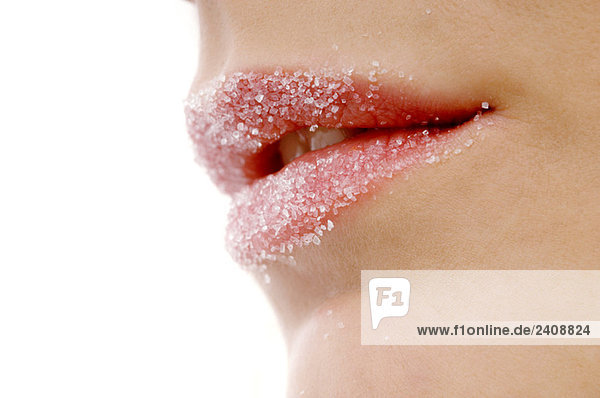 Nahaufnahme der mit Zucker bedeckten Lippen einer Frau