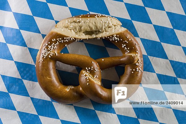 Stilleben von Brezel auf einer stereotypen deutschen blau karierten Tischdecke