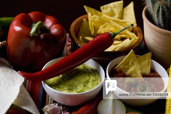 Nahaufnahme von stereotypen mexikanischen Lebensmitteln und Zutaten