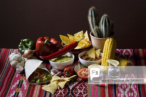 Stilleben von stereotypen mexikanischen Lebensmitteln und Zutaten
