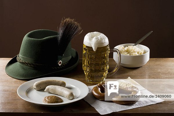 Stilleben von stereotypem deutschem Essen  Bier und Hut